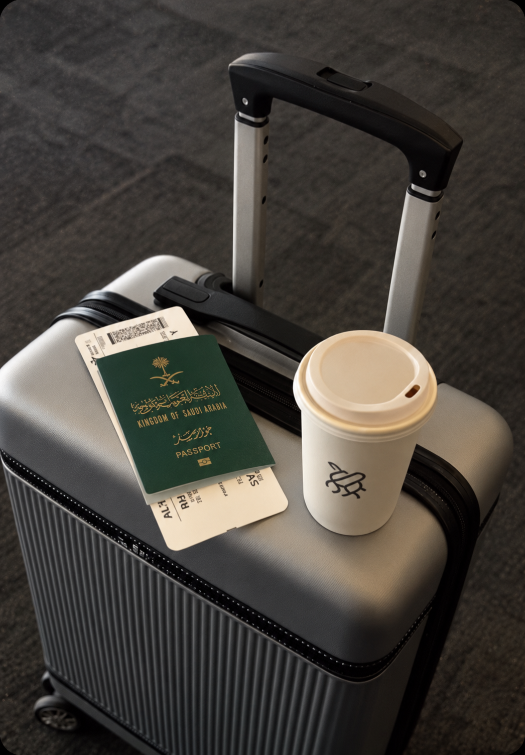 Passeport et carte d’embarquement sur une valise